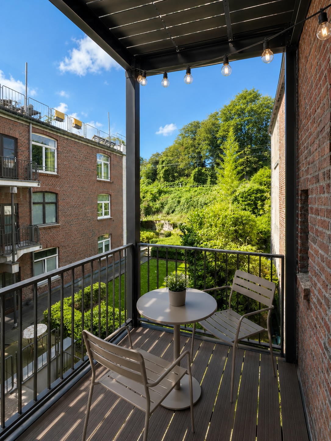 Balkon mit Blick ins Grüne, Tisch und Lichterkette