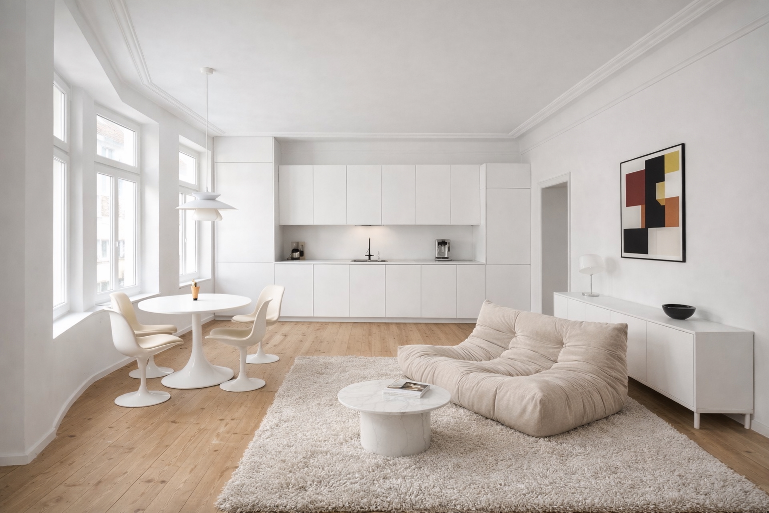 Schlafzimmer mit Stuckrosette, Flügeltür und Dielenboden
